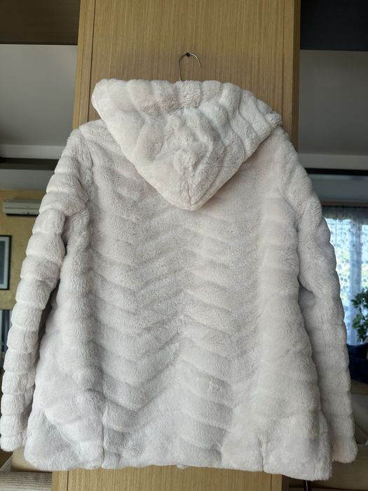 Пухкаво бежово палто