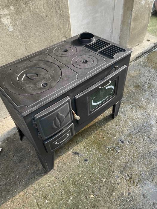 Продавам готварска печка на дърва .Малко използвана .-150 лв.гр.Бургас