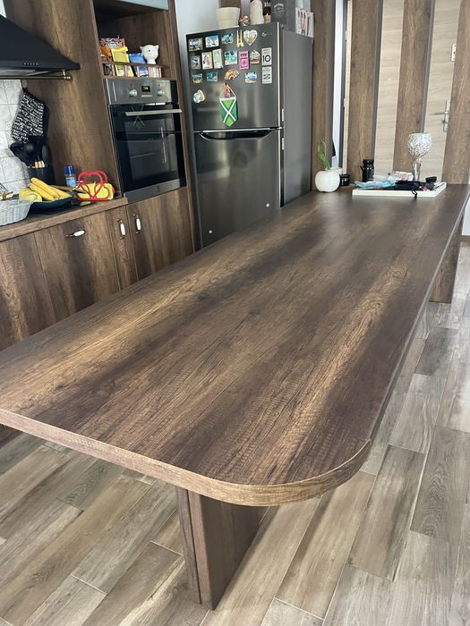 Маса тип островна с чекмеджета  няма забележки