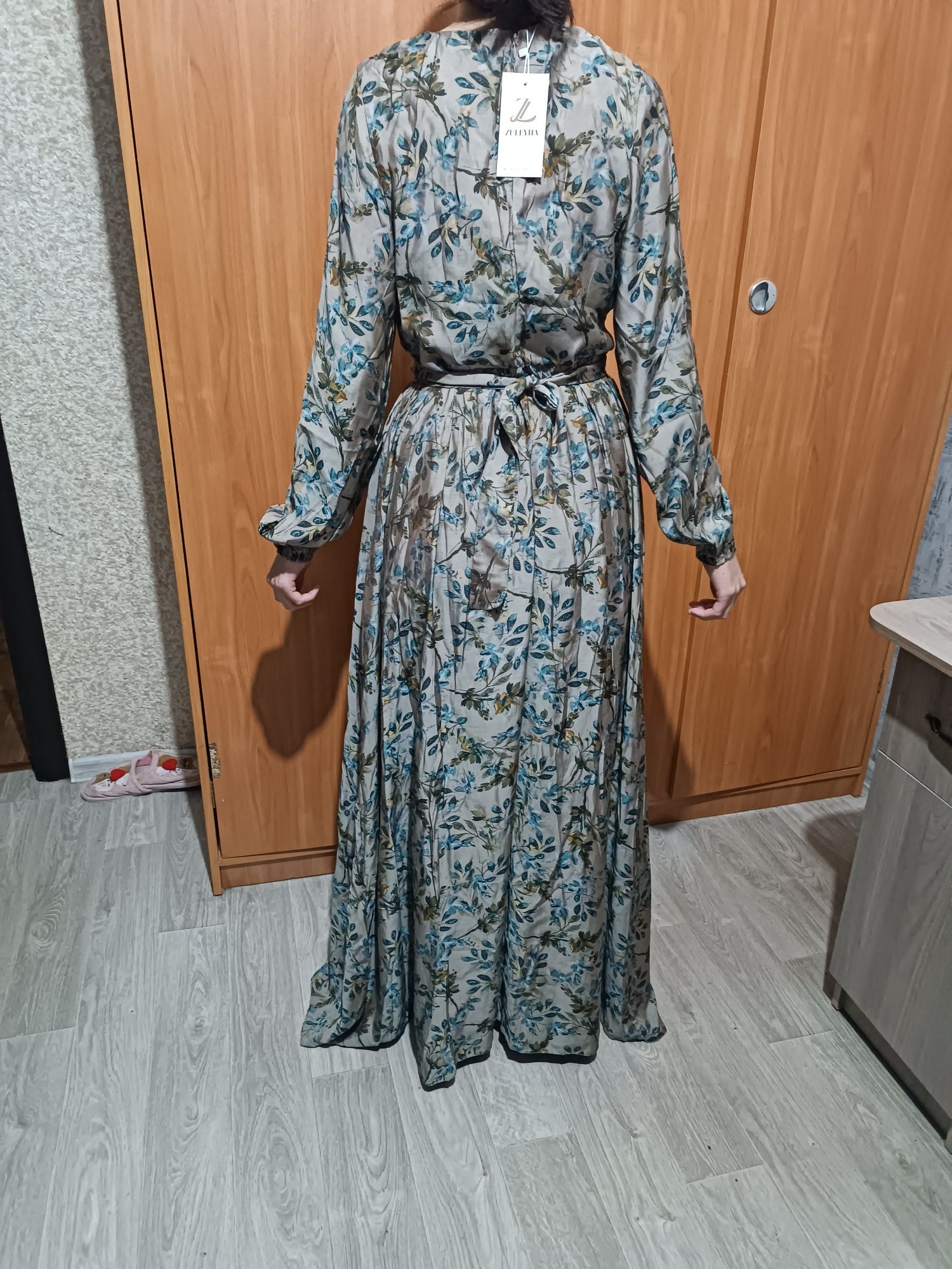 Продам 2 платья новые размер 46 ( м)