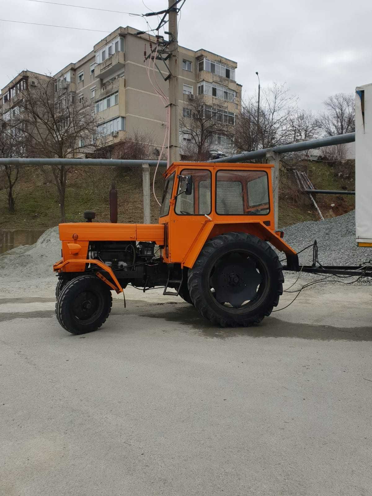 Tractor Românesc/ Remorcă: Fiabil, Funcțional și Pregătit pentru Lucru