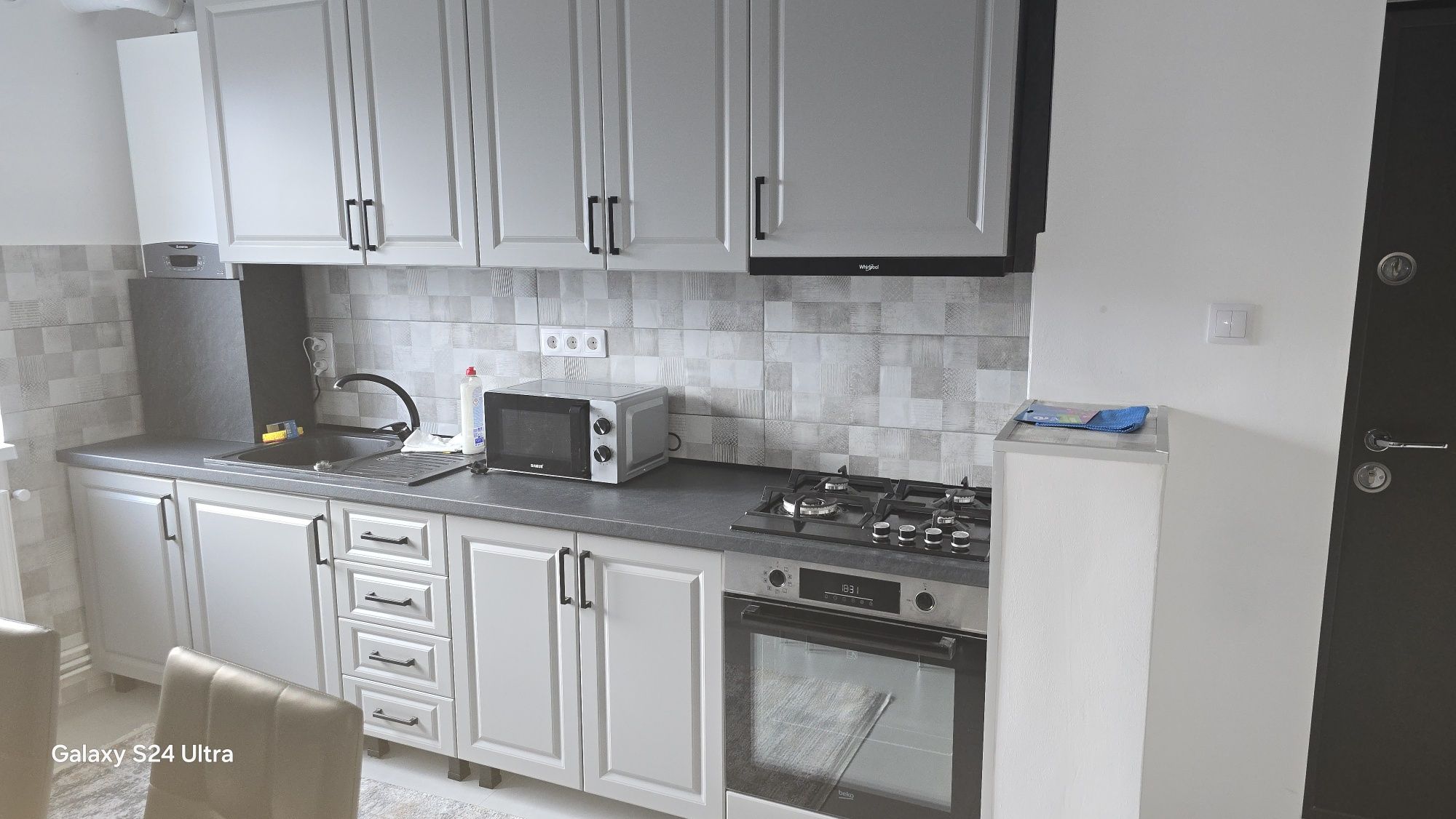 Închiriez apartament cu 3 camere  , coplect mobilat si utilat.
