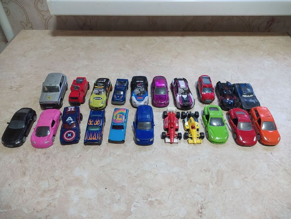 Продам железные машинки разных размеров 
Состояние хорошее , все езди