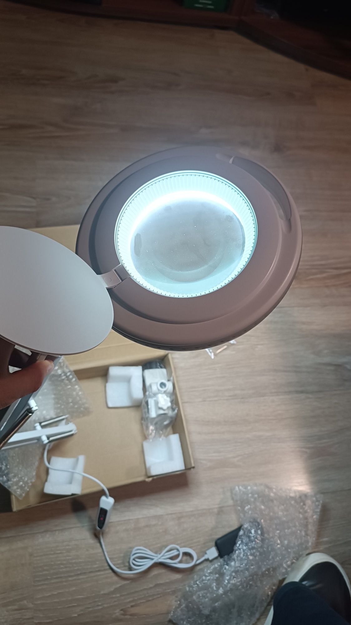Лед лампа за бюро с лупа. Козметична лампа с лупа