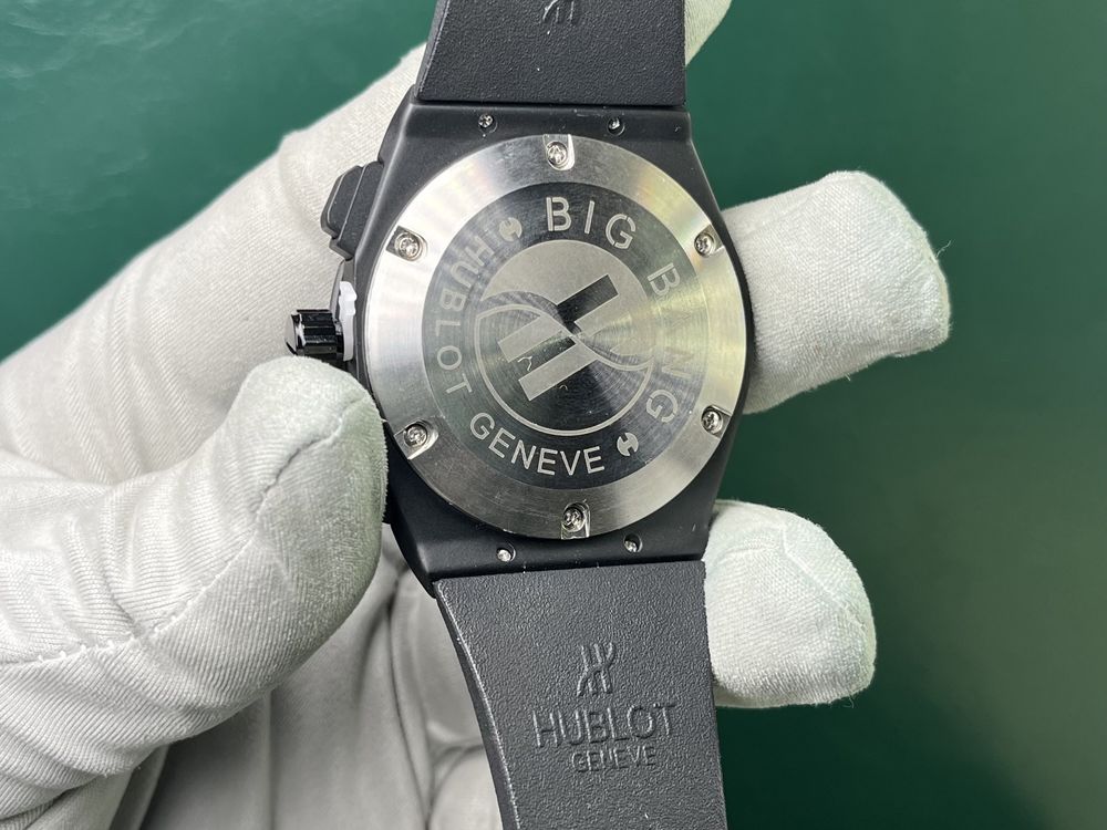 Часовник Hublot В черно