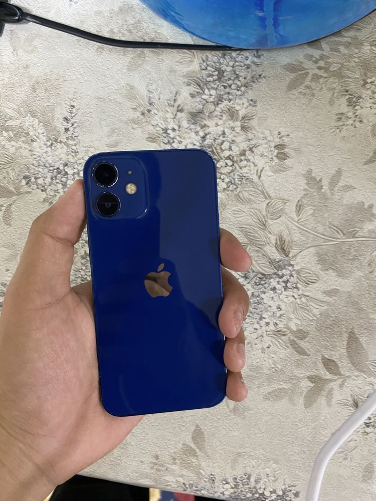 iPhone 12 mini.