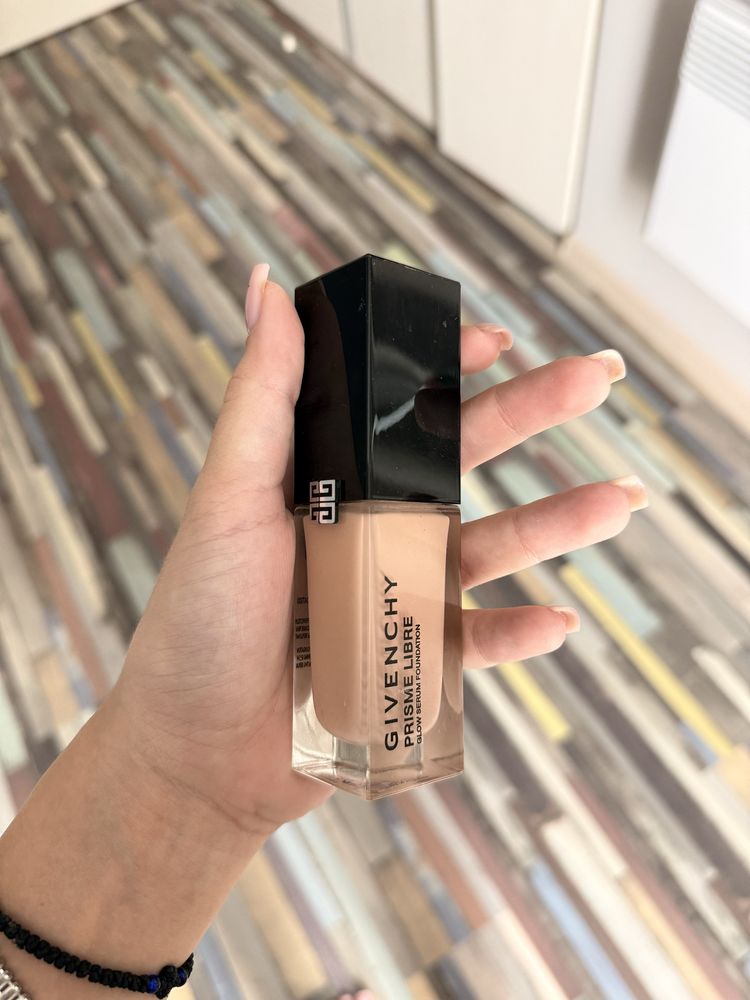 Фондьотен Givenchy