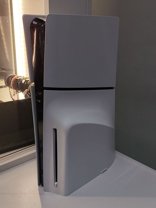 PS5 Slim 1TB Disc version с два контролера