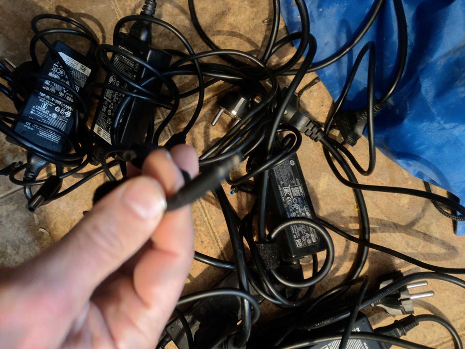 Продавам зарядни за за лаптоп DELL 65 w и hp 45W с тънка букса