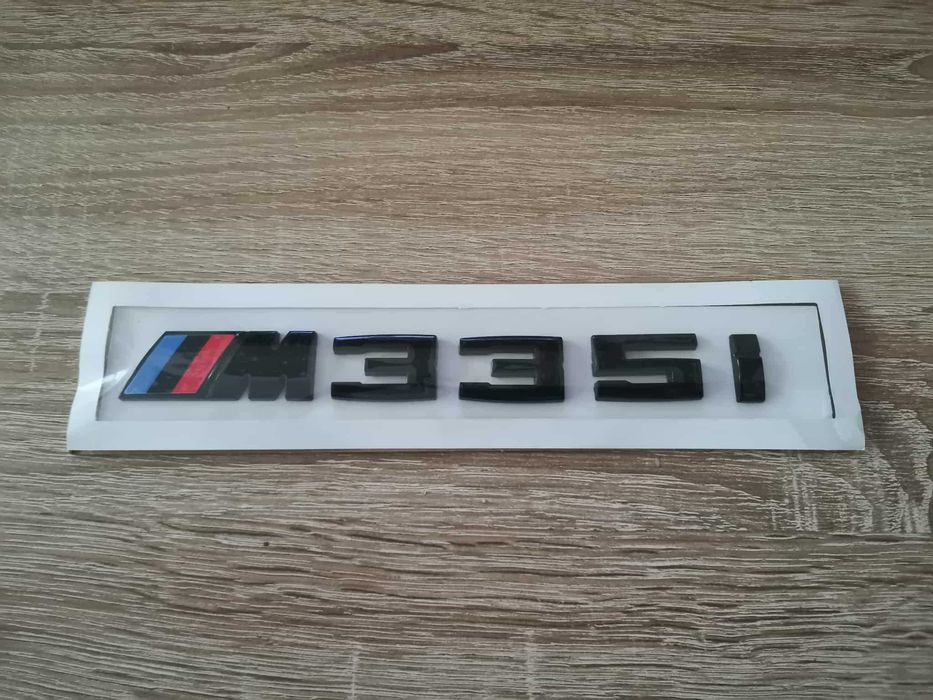 BMW М335i черен гланц емблема лого