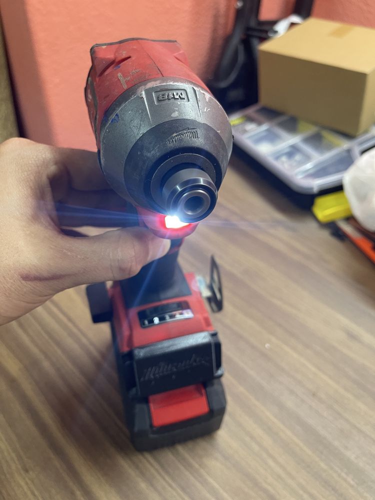 Продавам импакт Milwaukee M18 Fid 2