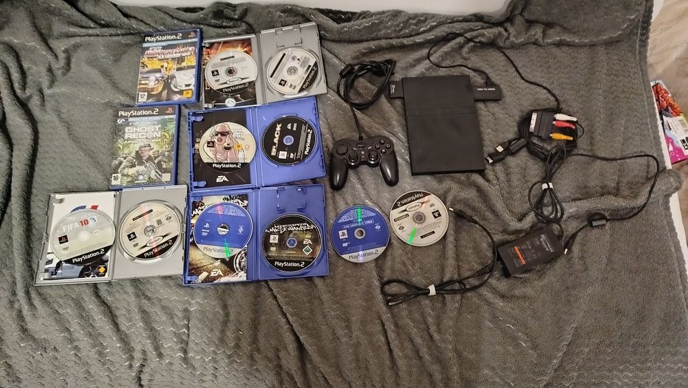 PlayStation 2 Slim + игри + HDMI адаптер