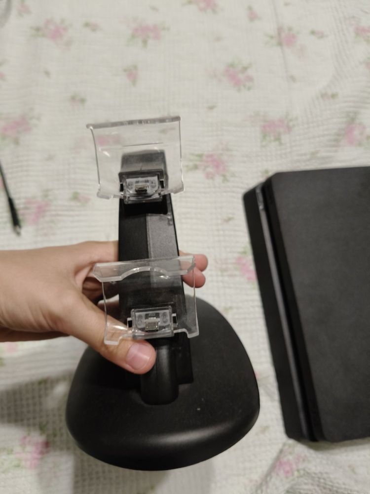 Playstation 4 конзола и 2 джойстика с подарък поставка
