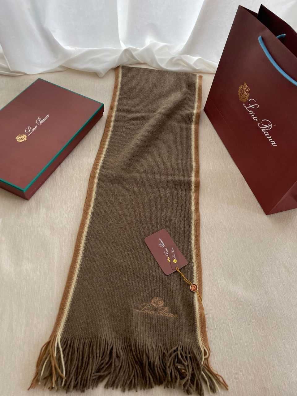 Шарф от бренда Loro piana