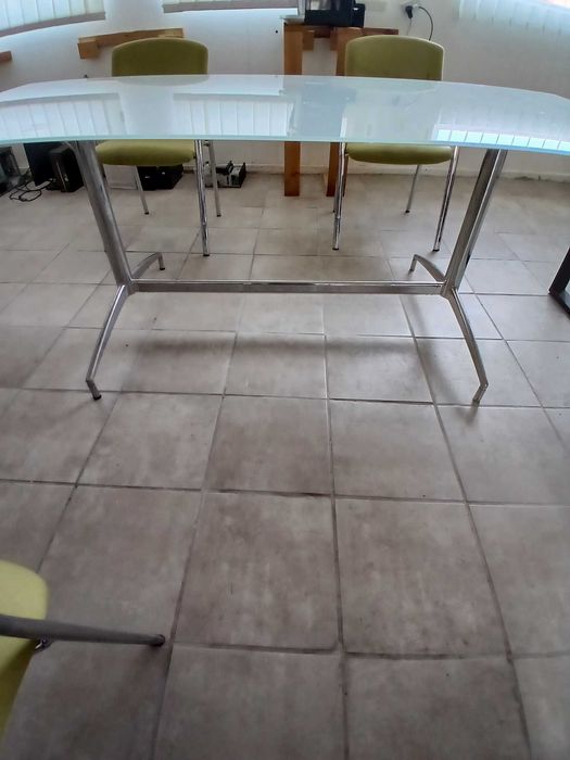 Стъклена маса за трапезария