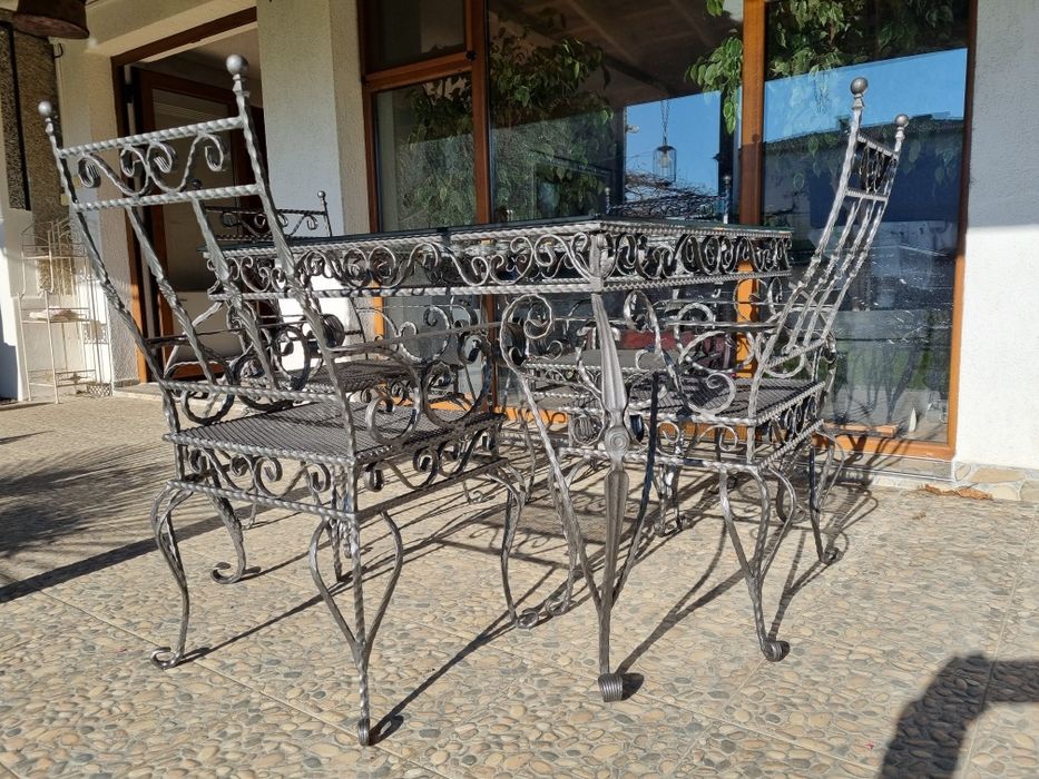 Комплект маса и столове