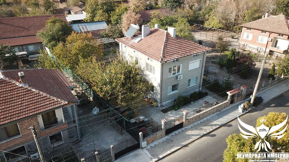 Продавам двуетажна къща 220РЗП с 880кв.м. двор с.Катуница,обл.Пловдив
