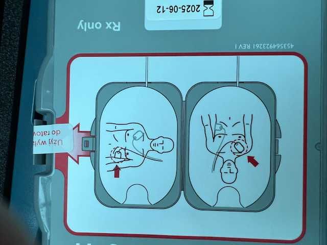 Заглавие: Philips HeartStart FRx AED Дефибрилатор с Травма Кит - Нов