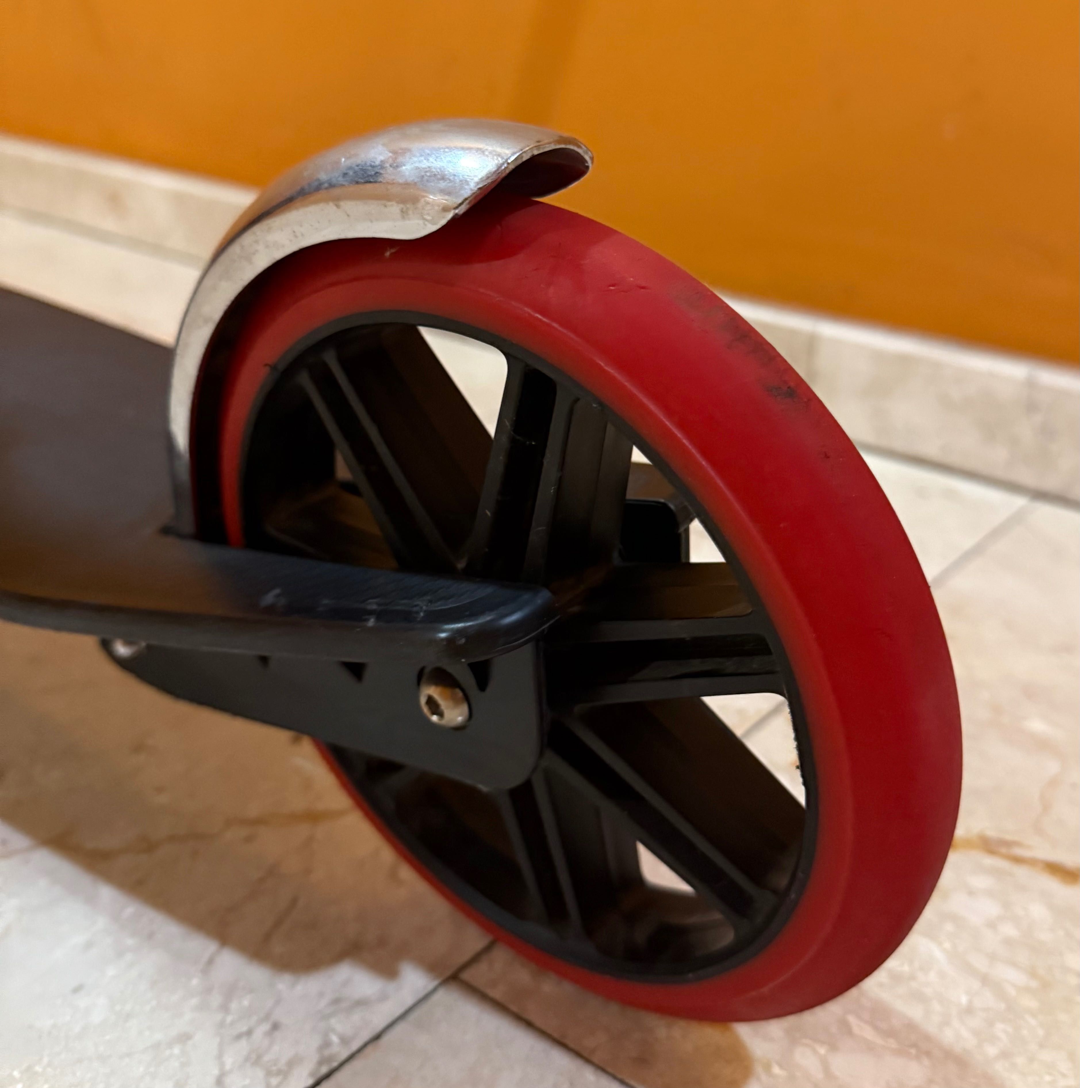 Продавам тротинетка Razor Carbon Lux.