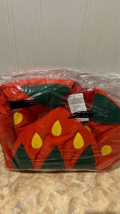 Продается для осенние балы одежда клубника. Восраст до 6-7 лет.