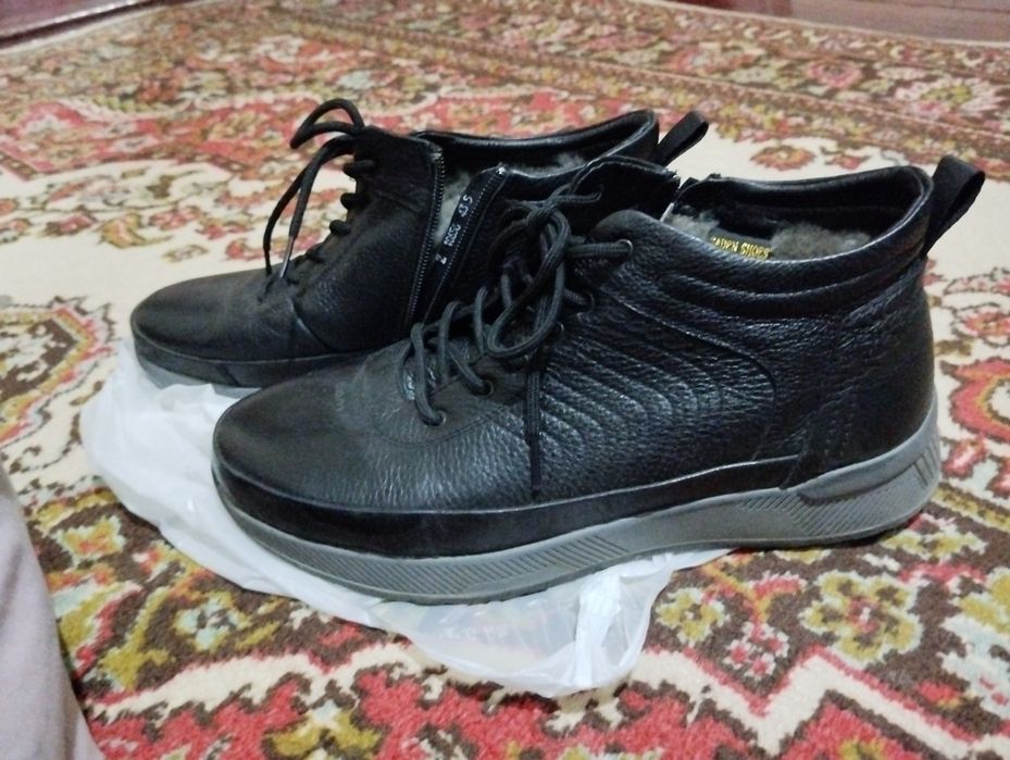 Продам зимние ботинки,покупал за 25000 тысяч,одевал два раза новые,