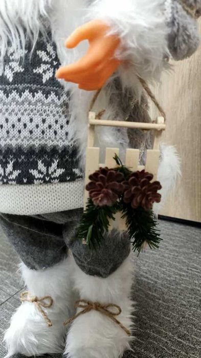 Декоративен Дядо Коледа в сиво – уют, топлина и празничен дух у дома