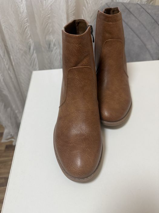 Продам полусапожки , коричневые, привезли с россии, не подошел размер