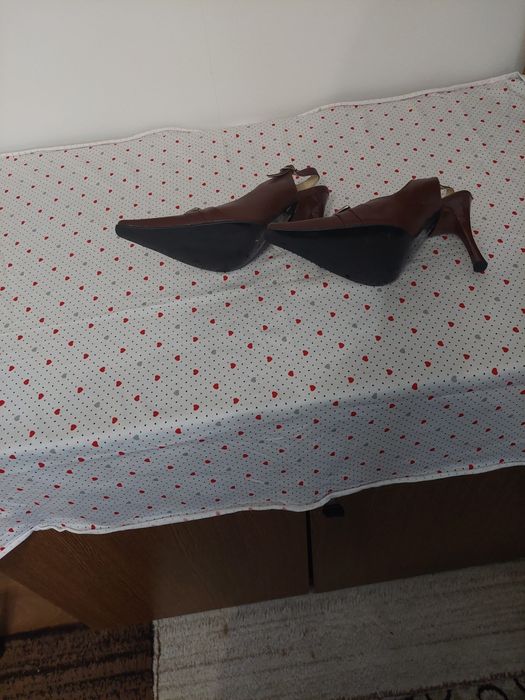 Pantofi de dama și barbat din piele