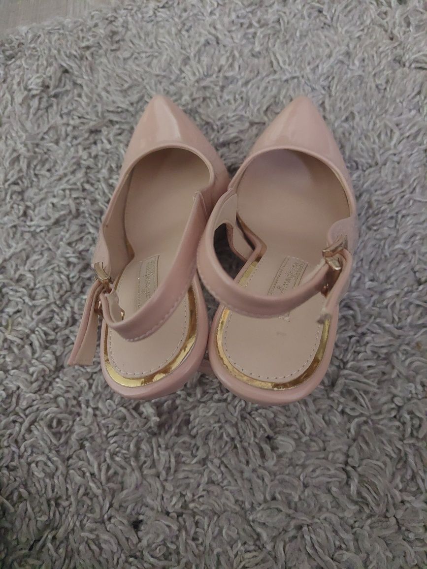 Vand pantofii primadonna collection