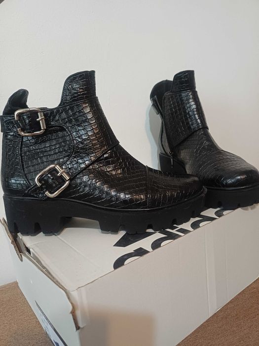 Vand ghete de piele noi