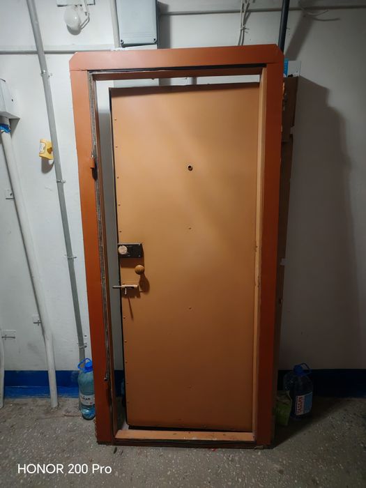 Железная дверь, входная дверь