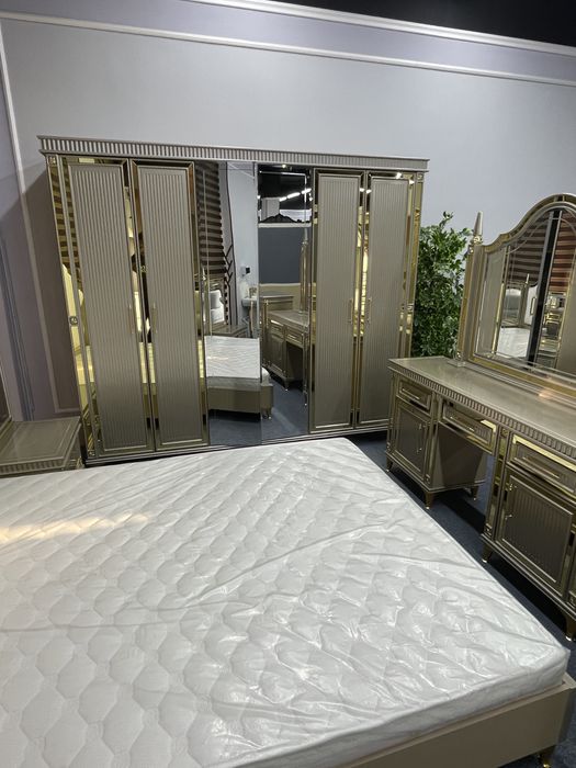 Пррдается спальный гарнитур новый