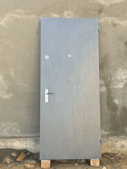 Дверь железная в хорошем состоянии