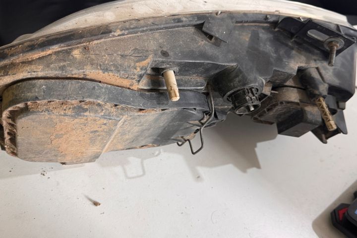 Far stanga DEFECT 2 PICIOARE RUPTE! Fiat Stilo prima generatie