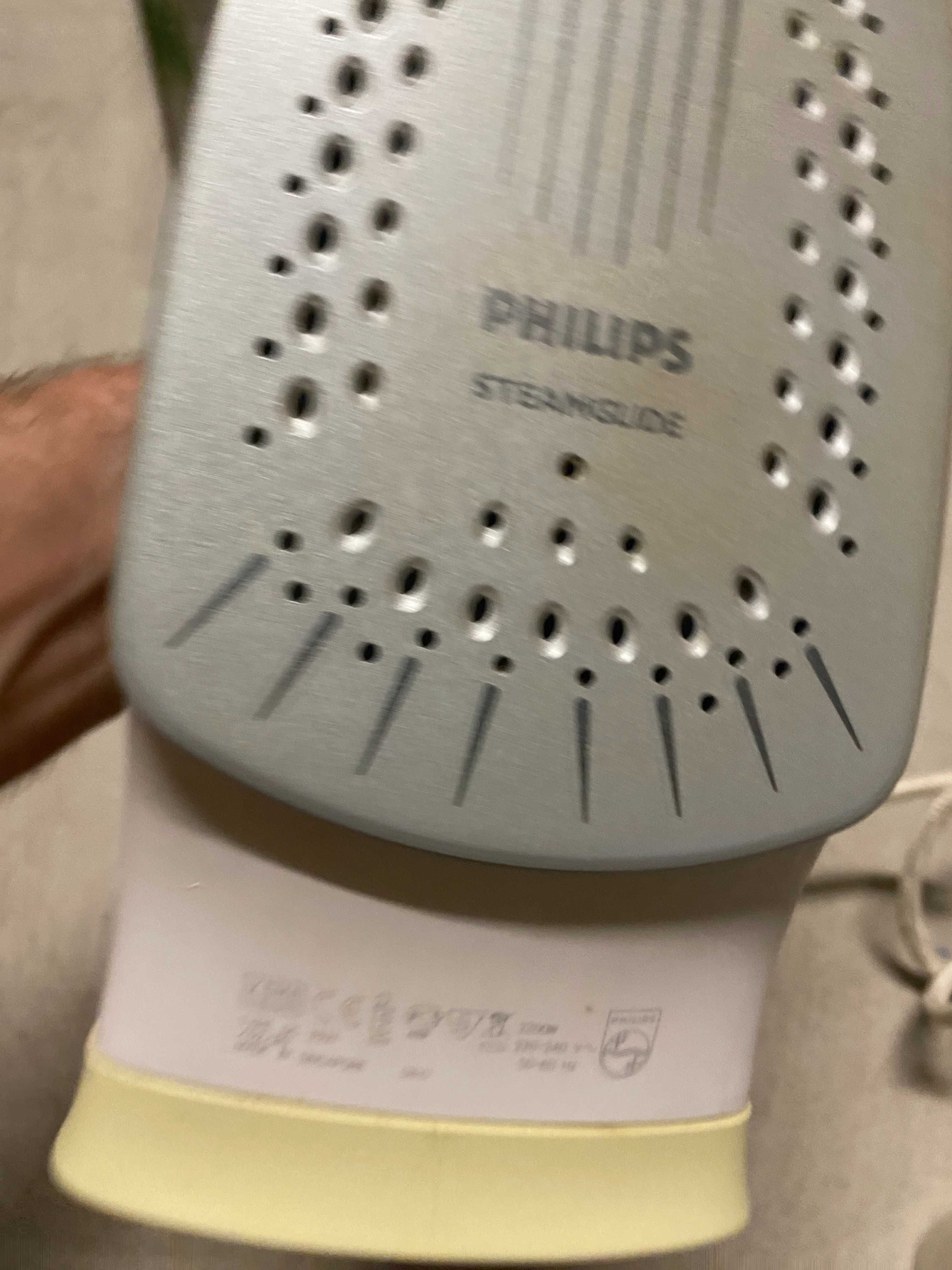 Продавам Ютия Philips GC3640 2400W