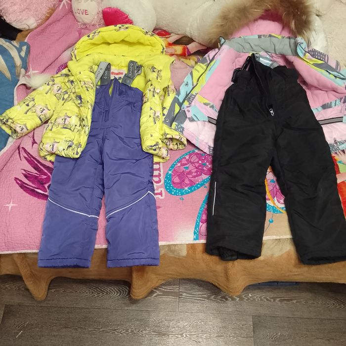 Продам зимние комбинезоны на девочек