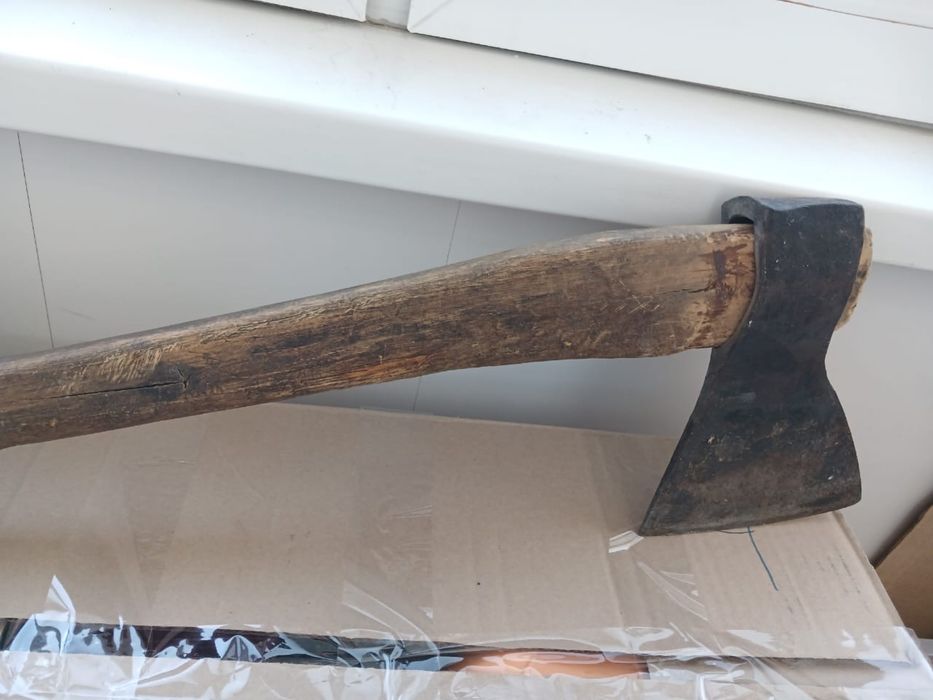 Топор  с деревяной ручкой