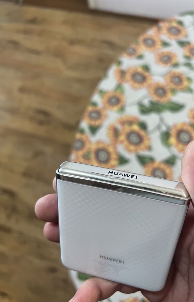 Huawei p50 pocket повреден екран