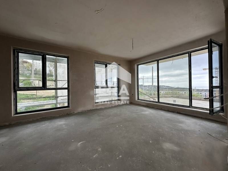 Тристаен, ексклузивен, източен апартамент за продажба, с голяма дневна