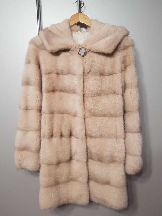 Шубка норковая светлая с капюшоном