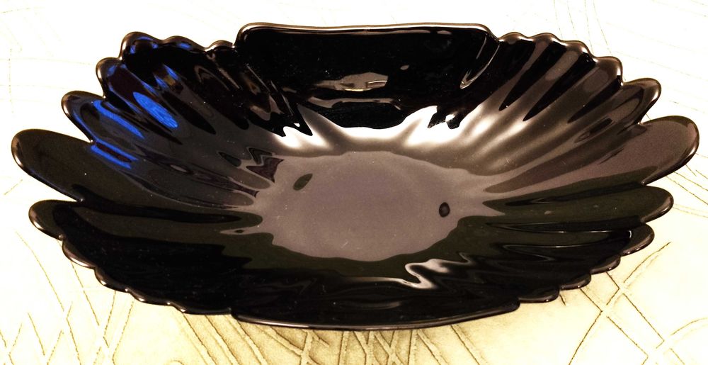 Красива фруктиера.Ръчно изработена.Опал,черно стъкло тип Морано.26см.