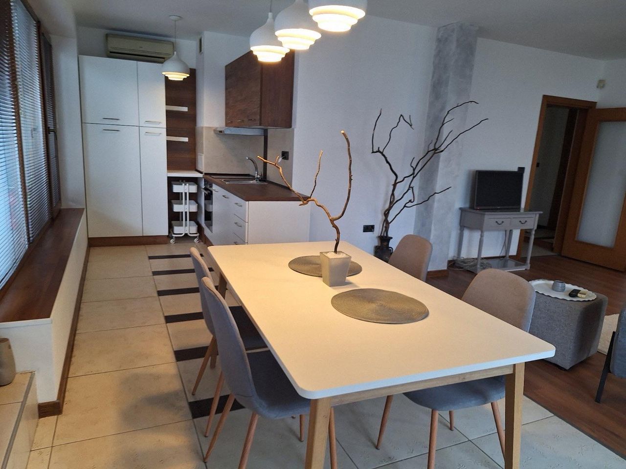 Дава се под наем Тристаен апартамент в София, Лозенец - 111 кв.м за 1000 € - Снимка #4