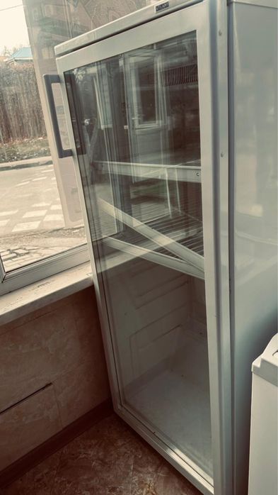 Продам витринный холодильник