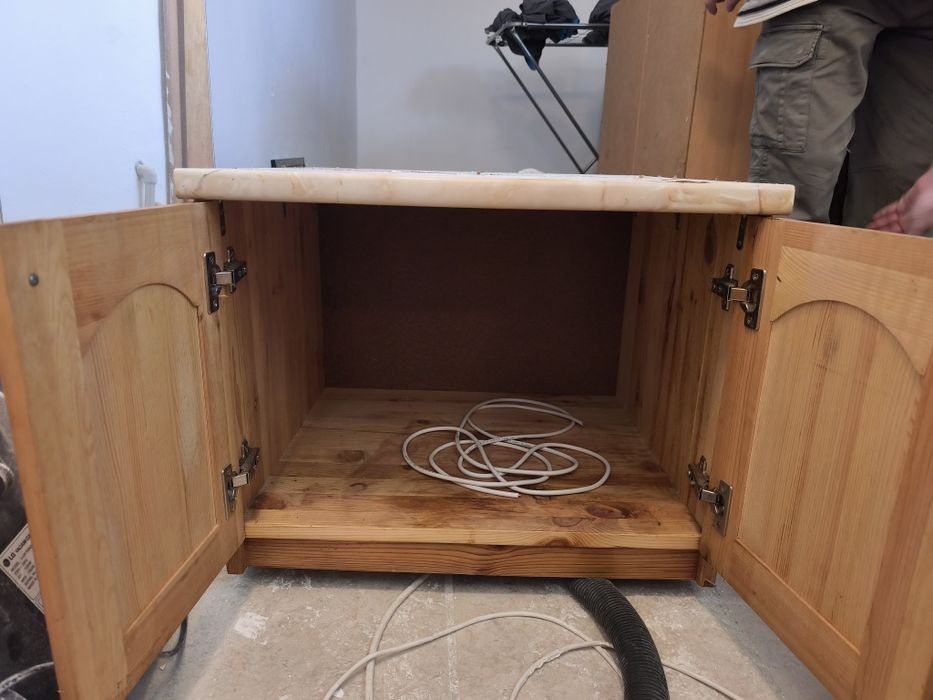 Дървен шкаф с плот