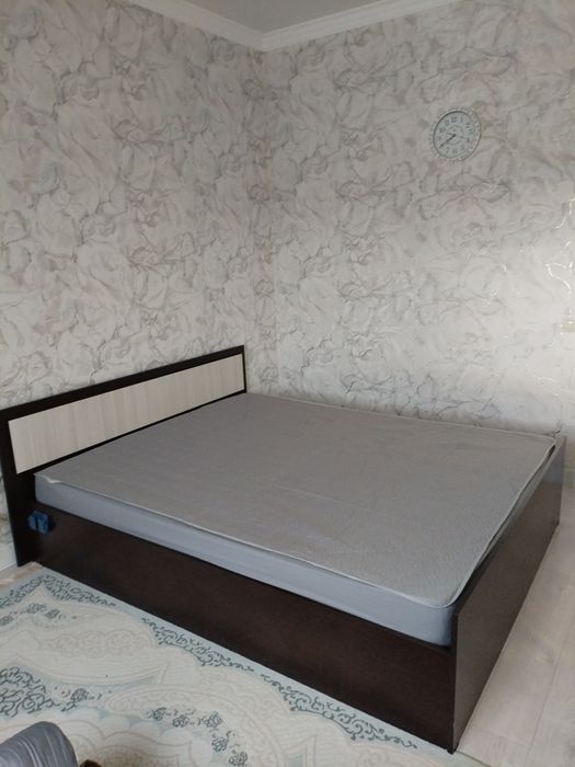 Спальный кровать продаётся цена 70 тысяч торг есть