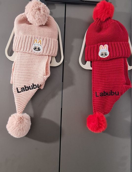 Set căciulă și fular Labubu