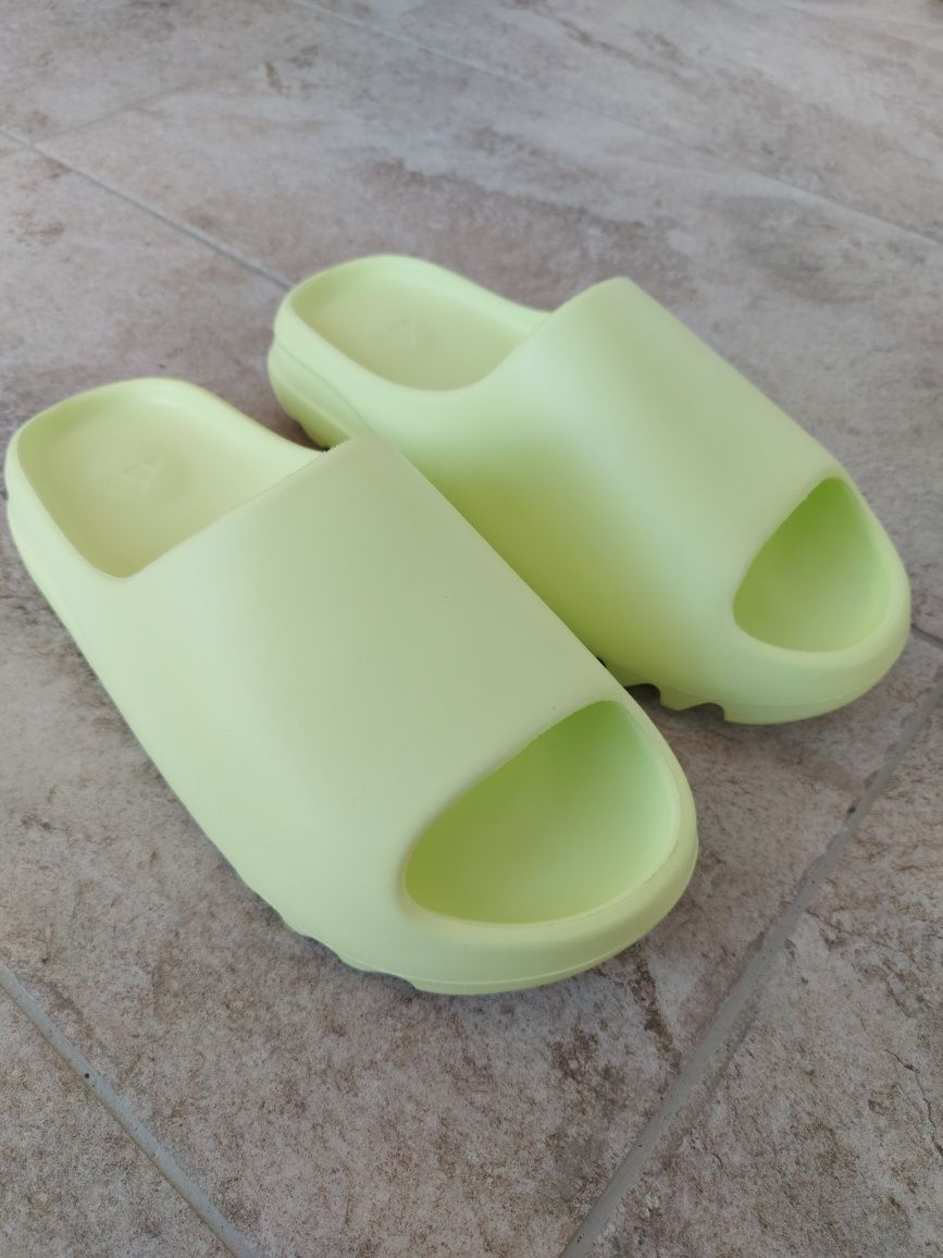 Yeezy slide glow green noi , marimea 43 - 43.5