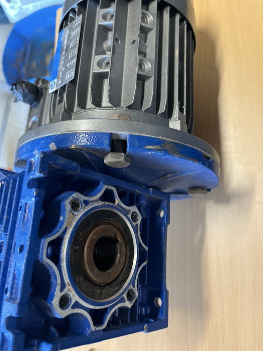 Motor electric cu reductor de 0,37 kw