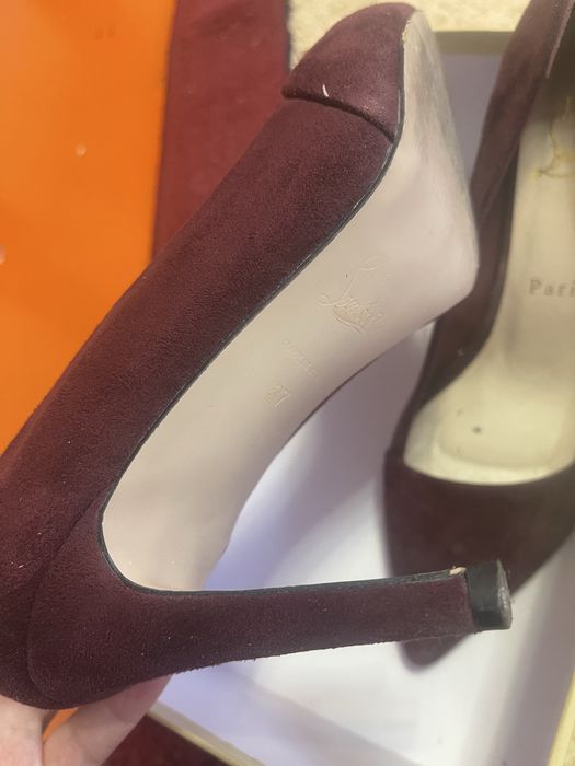 Киімдер аяқ киім сатылады.