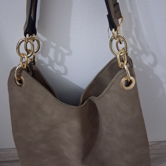 Дамска чанта от обърната кожа